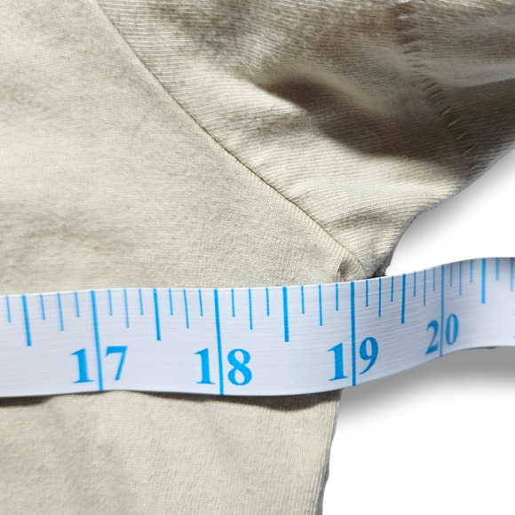 EUC Levi's Classic Brand Logo Patch Graphic Cotton T-Shirt Sz. M Light Tan - Picture 9 of 11